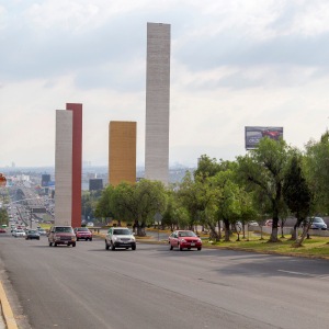 Las Torres de Satélite, diseñadas por Luis Barragán y Mathias Goeritz. Fotografía de Michael Waldrep. Da click para hacerla más grande.