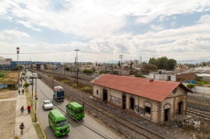 Vista de la vieja estación de trenes de Cuautitlán, ahora con peseros viajando desde la estación del Tren Suburbano, visible en el fondo. Fotografía por Michael Waldrep.