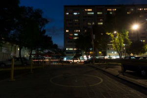 Un edifico que alberga a cientos de residentes atrapa las últimas luces del día. Fotografía por Michael Waldrep.