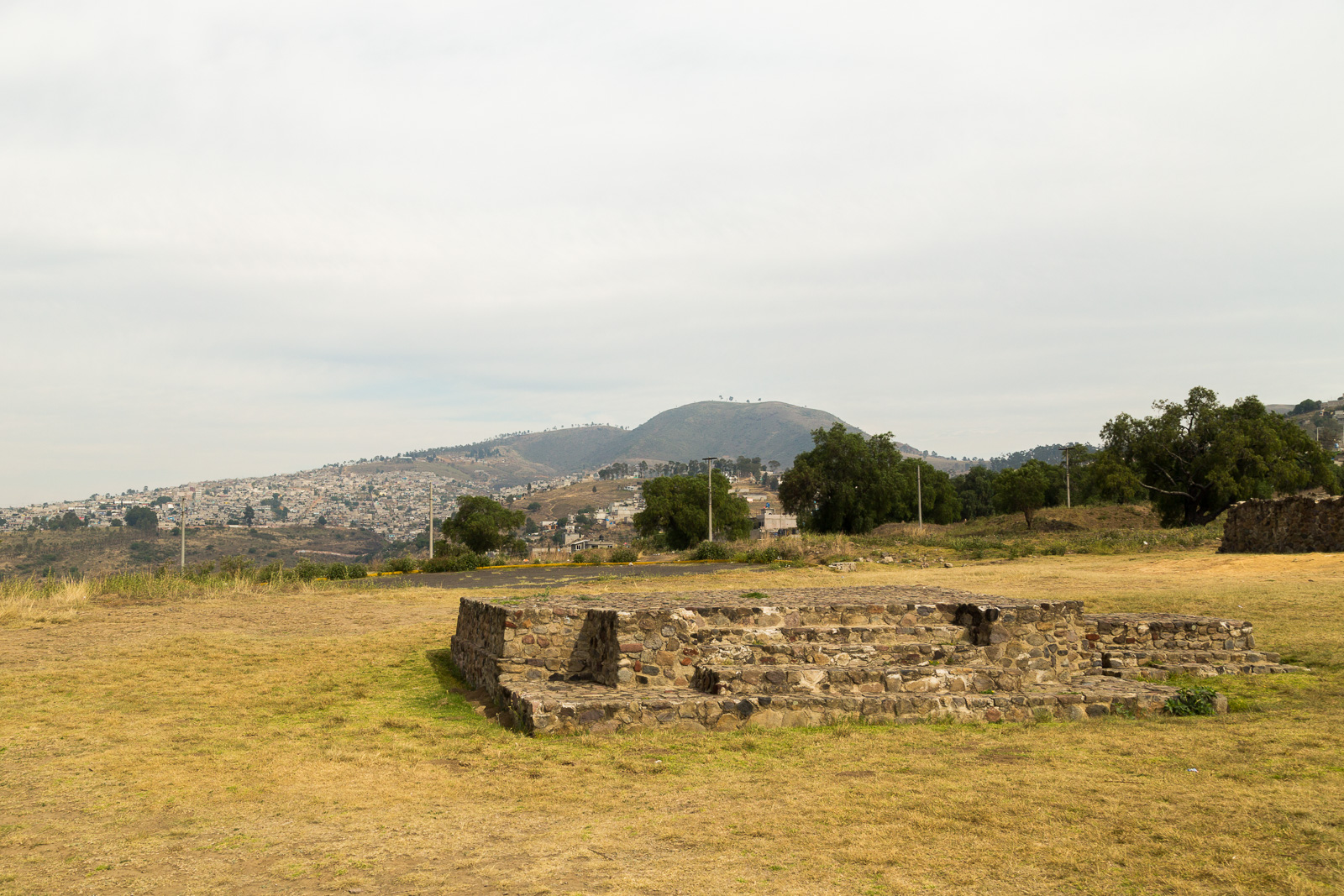 Pirámides y el asentamiento en una ladera de Chapulines, Ixtapaluca. —Fotografía por el autor. Da click para hacerla más grande.