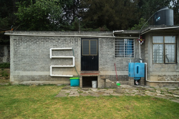 Un sistema de captación de agua de lluvia instalado en una casa en Quiltepec, Tlalpan. —Fotografía por el autor. Da click para hacerla más grande.
