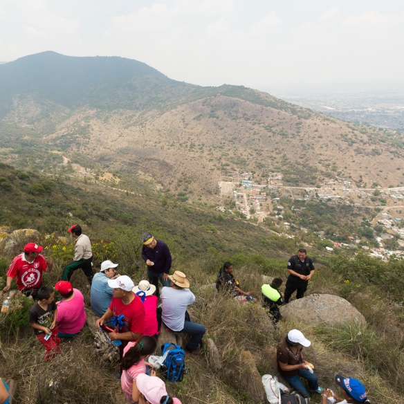 Una multitud en la cima del Cerro de Ehecatl, origen del nombre de Ecatepec, Estado de México. —Fotografía por el autor. Da click para hacerla más grande.